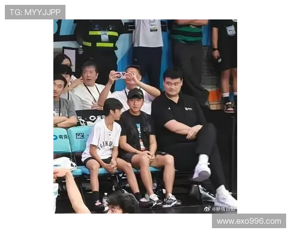 姚明带领球队在CBA主场展现风采引发球迷热烈欢呼与期待